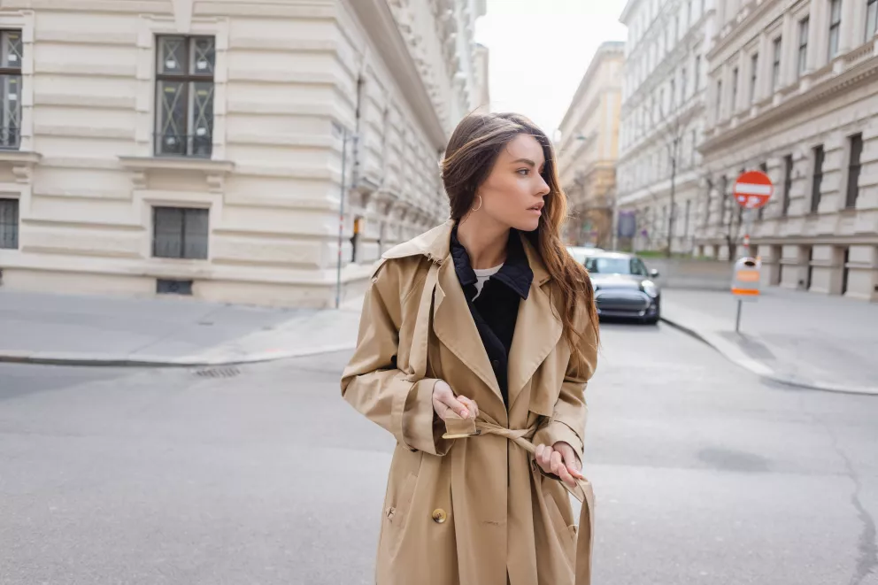 žena v trenčkotu