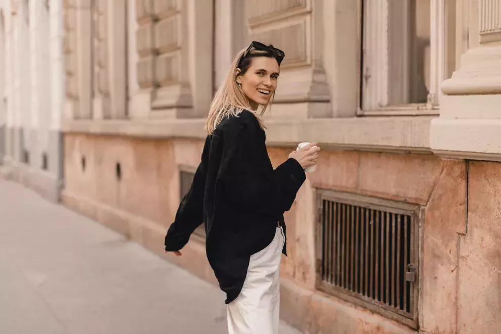 žena v sukni a svetru