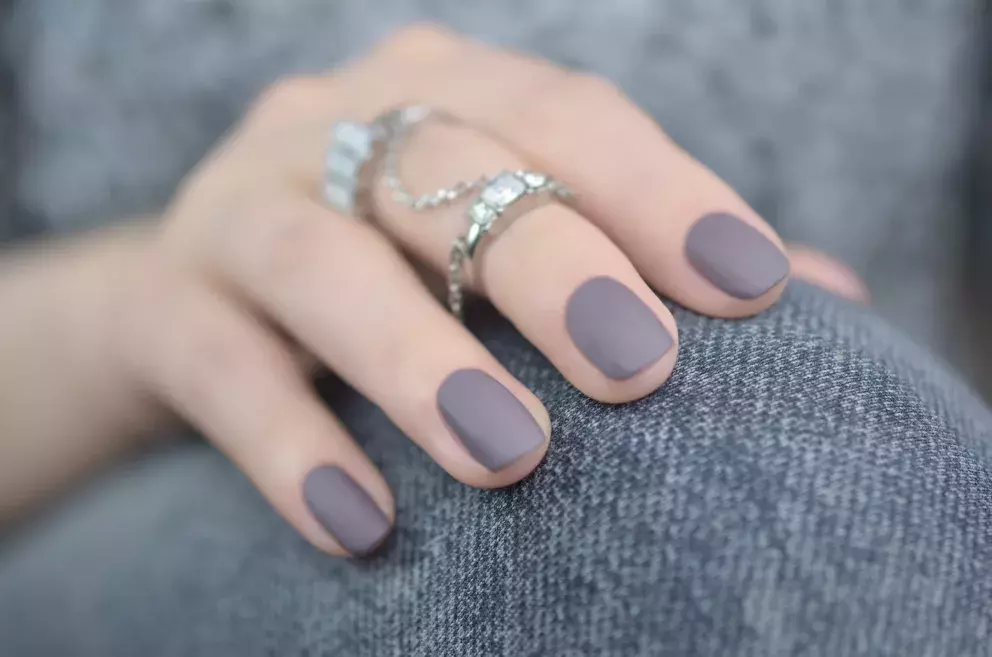 šedé nehty