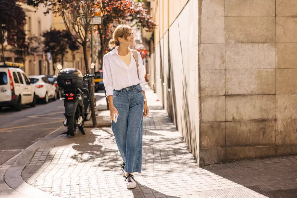 žena na ulici v džínách