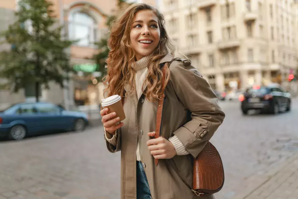 mladá žena s kávou v ruce