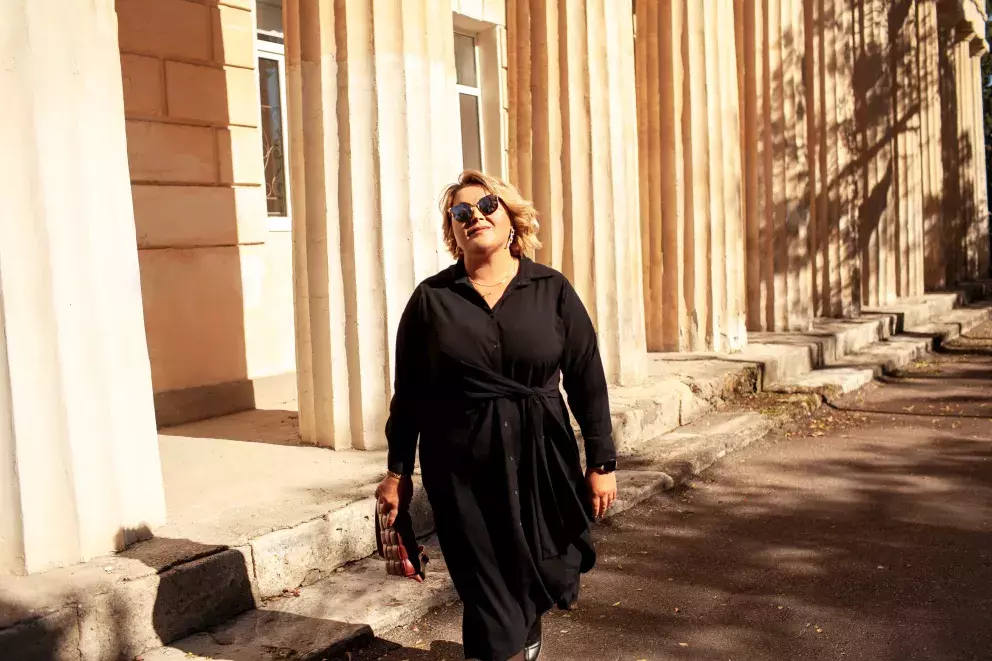 plus size žena v šatech