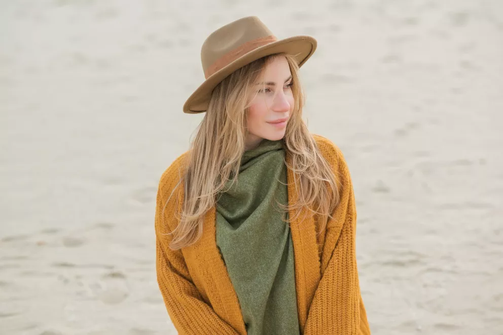 žena ve žlutém kardiganu