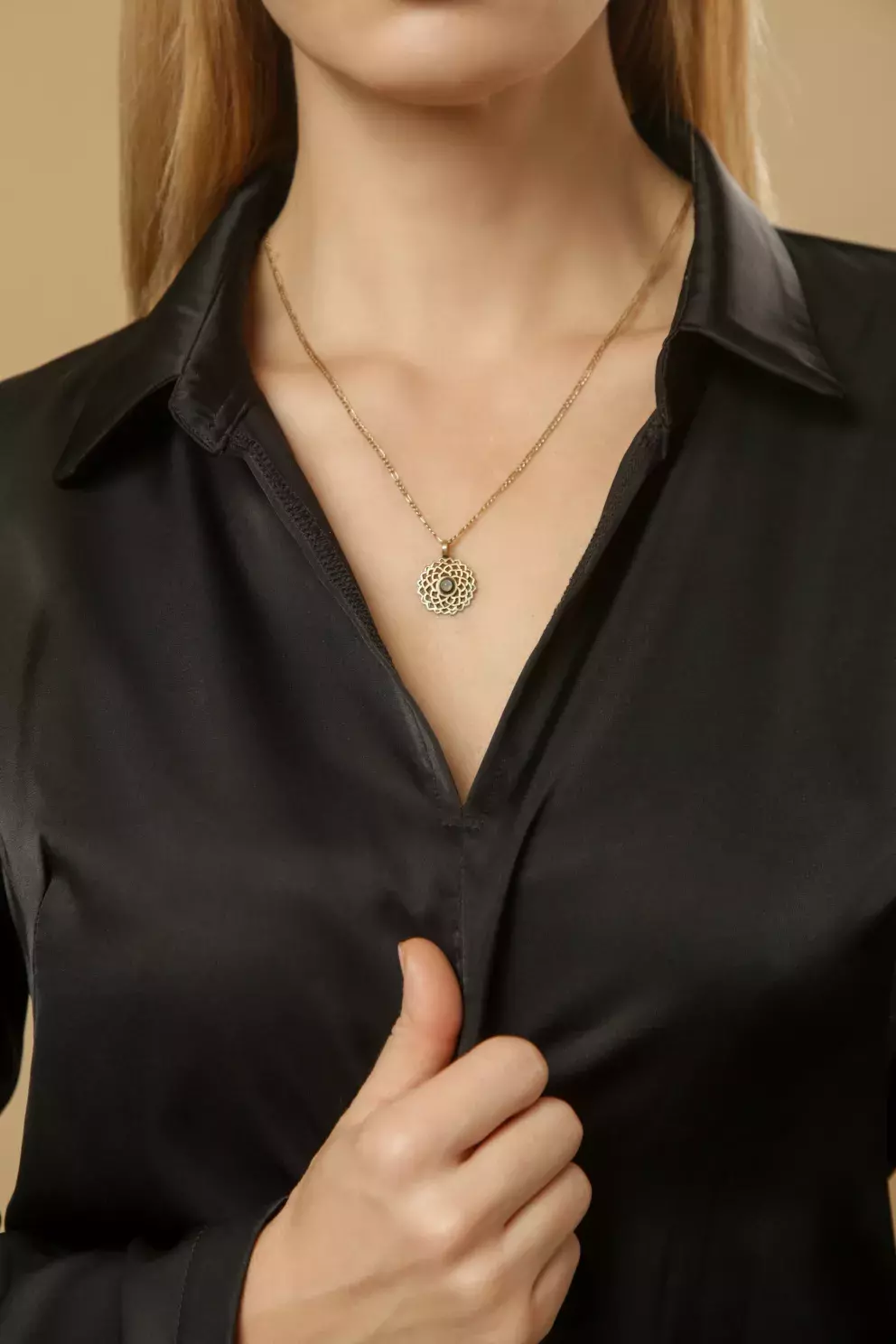 žena s výstřihem do V