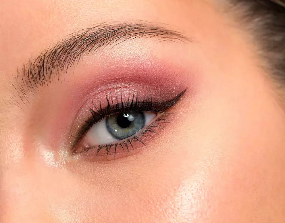 žena s očními linkami