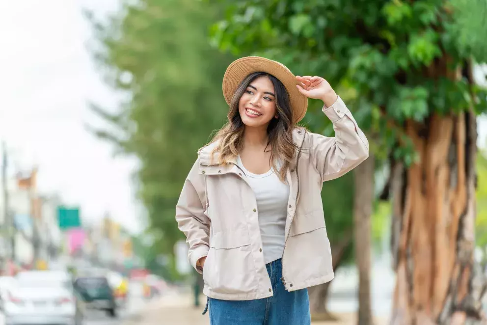 žena v krátké parce