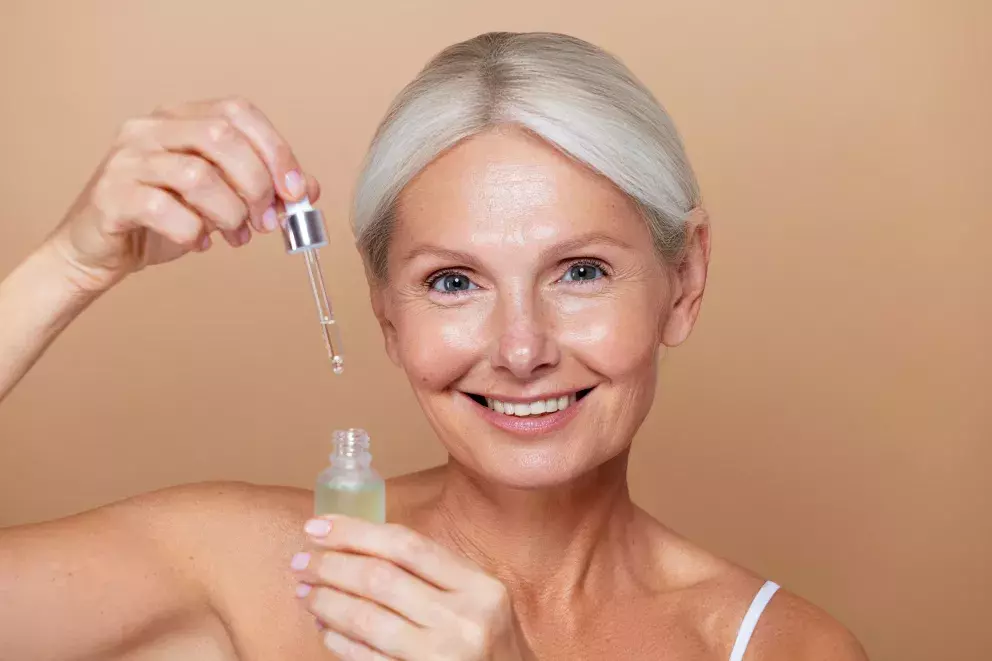 žena po 60 s pleťovým sérem