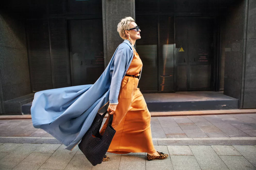 žena v letních šatech v dlouhém lehkém kabátě