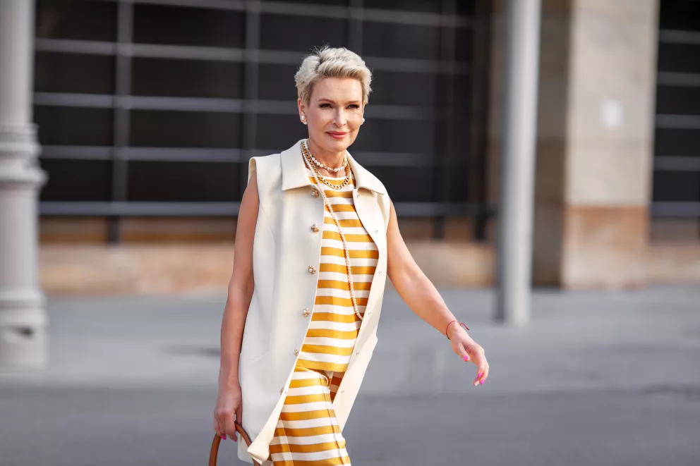 žena v pruhovaném overalu