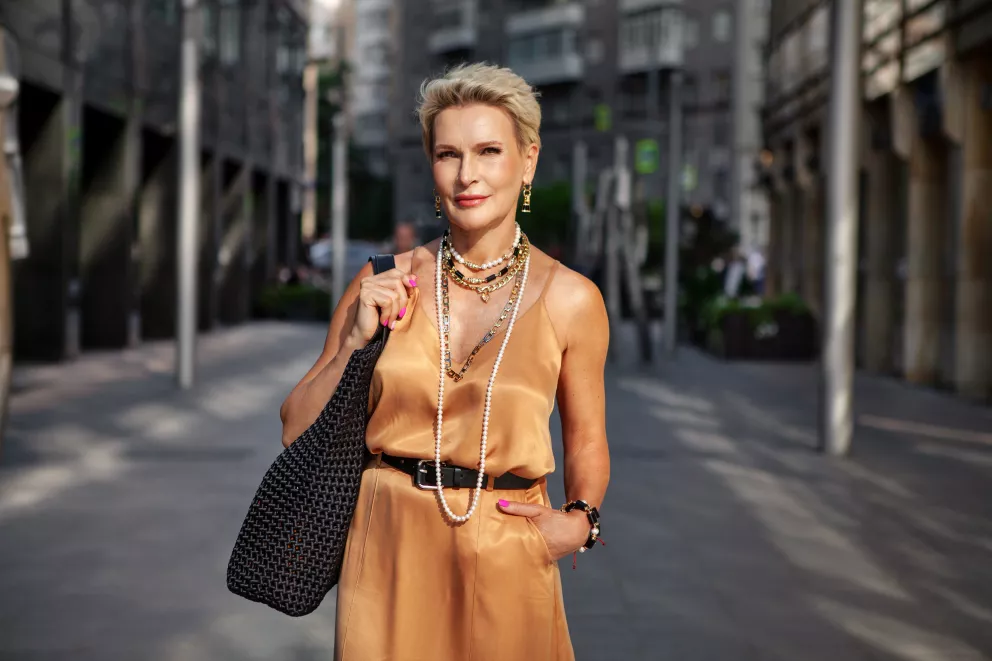 žena ve zlatém overalu