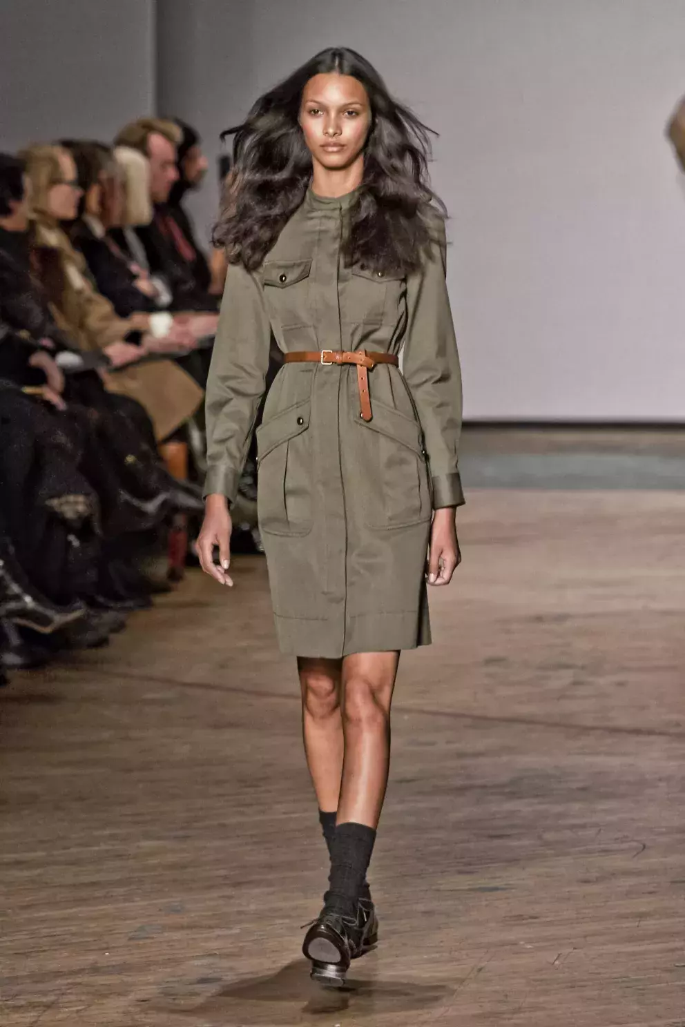 žena na molu v parce