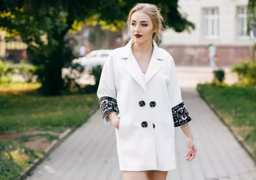 žena v bílém overized blejzru