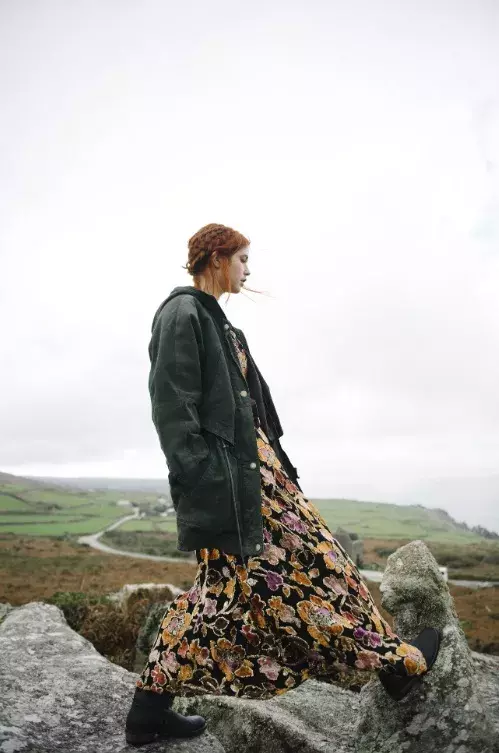 žena ve vzorované sukni