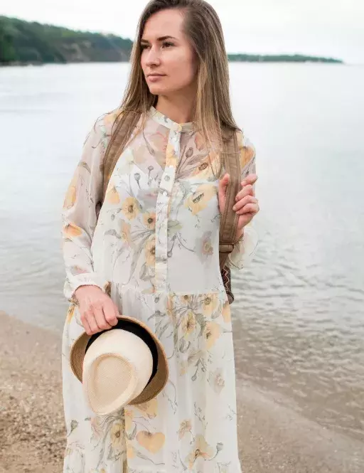 žena v šatech s nízkým pasem