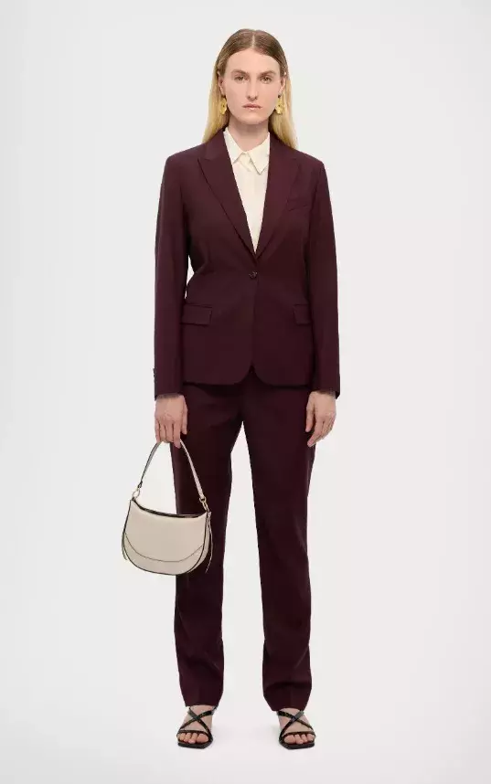 Bordó power suit, Filippa K, 8 880 Kč