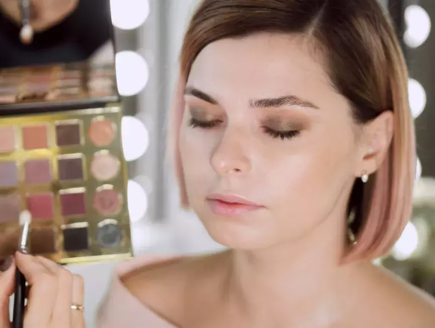 žena s očními stíny