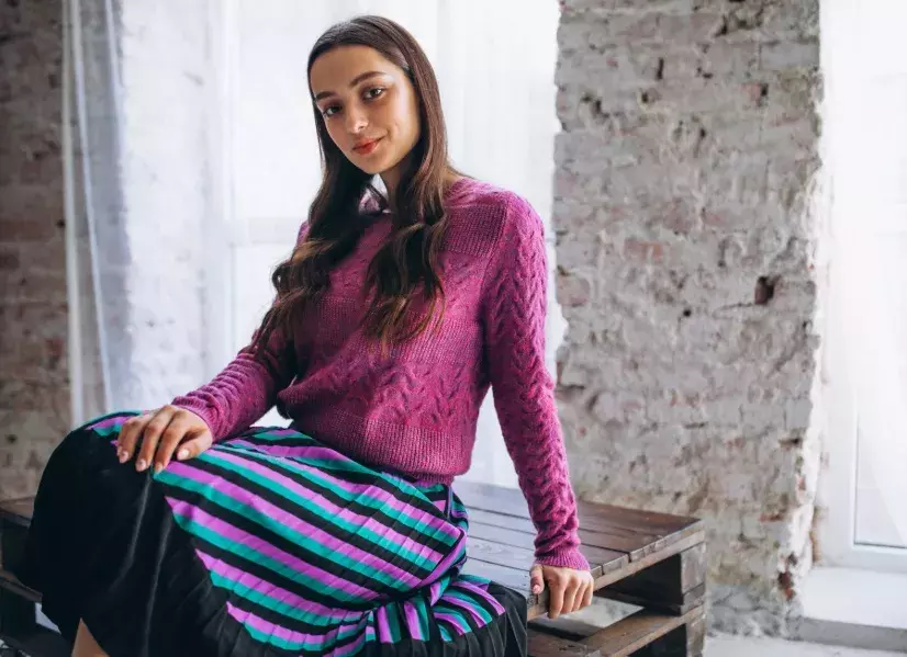 žena ve fialovém svetru