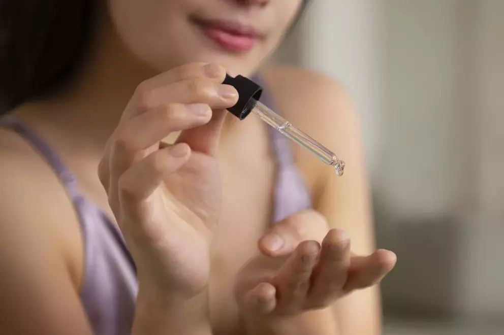 žena aplikuje pleťové sérum