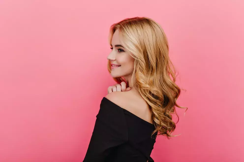 <p>Hollywoodské vlny nebo jemné retro lokny. Obojí patří mezi nadčasové účesy. Tento styl si oblíbily ženy po celém světě, protože dokáže dodat eleganci i jednoduchým outfitům. Velké vlny sluší kratším i delším vlasům. Pařížanky je kombinují s rudou rtěnkou, Skandinávky zase s minimalistickým make-upem. V obou případech jde o osvědčenou klasiku.</p>
