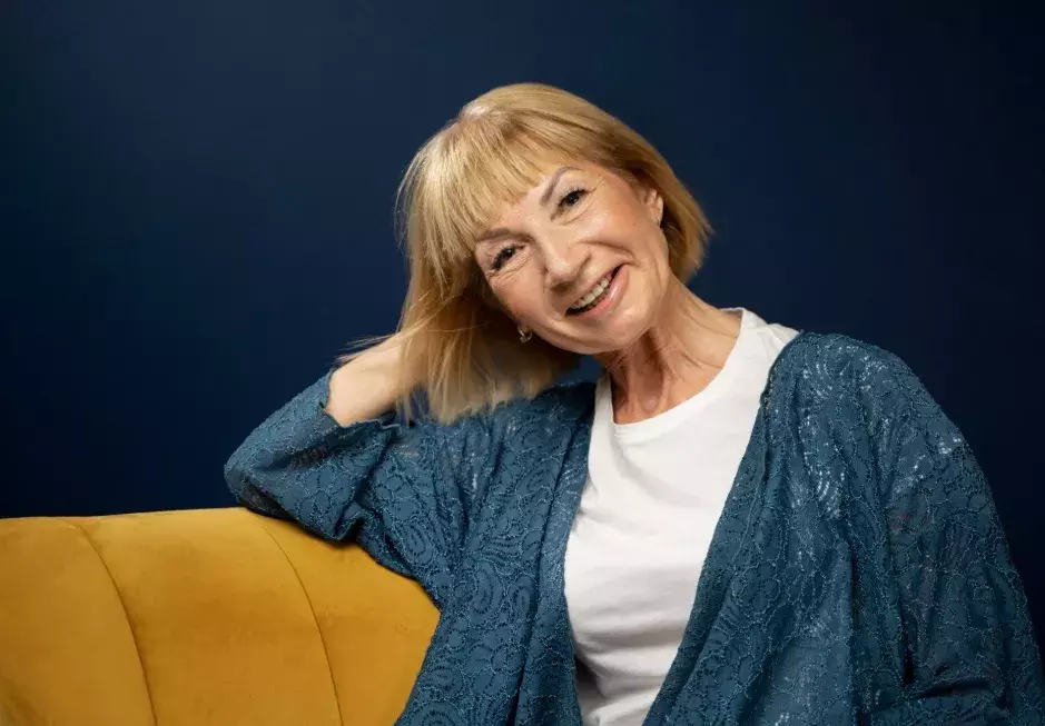 žena s rovnou ofinou