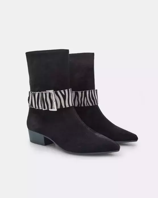 Elegantní kozačky se zvířecí přezkou, Baťa, 2 399 Kč