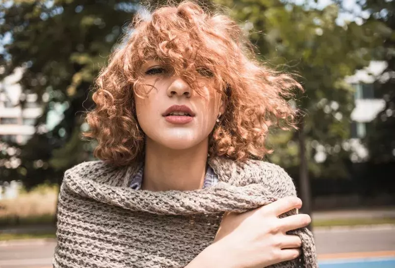 žena s vlnitým vlasy a stiřhem ve stylu Shag Cut 