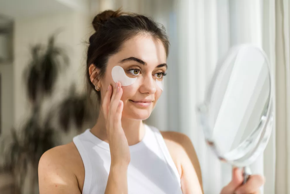 žena s náplastmi na kruhy pod očima