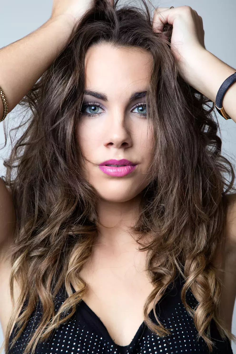 <p>Sestříhání dodává vlasům pohyb a strukturu, což je ideální základ pro uvolněný messy look. Tento styl je typický pro skandinávské ženy, které sází na přirozenost. Nemusíte mít perfektní účes, kouzlo je právě v nedbalosti. Vlasy vypadají živě, mladistvě a plné energie. Je to look, který se hodí na denní nošení i večerní akce.</p>
