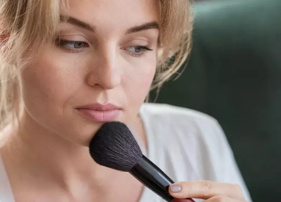 žena se stětcem na make up