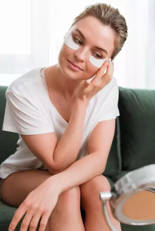 žena s náplastmi pod očima