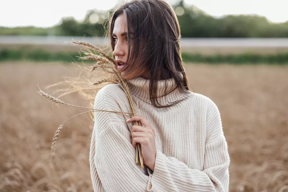 Oversized svetry: Trend podzimu 25, který je víc než obyčejným svetrem, nosit je lze také jako šaty k silonkám