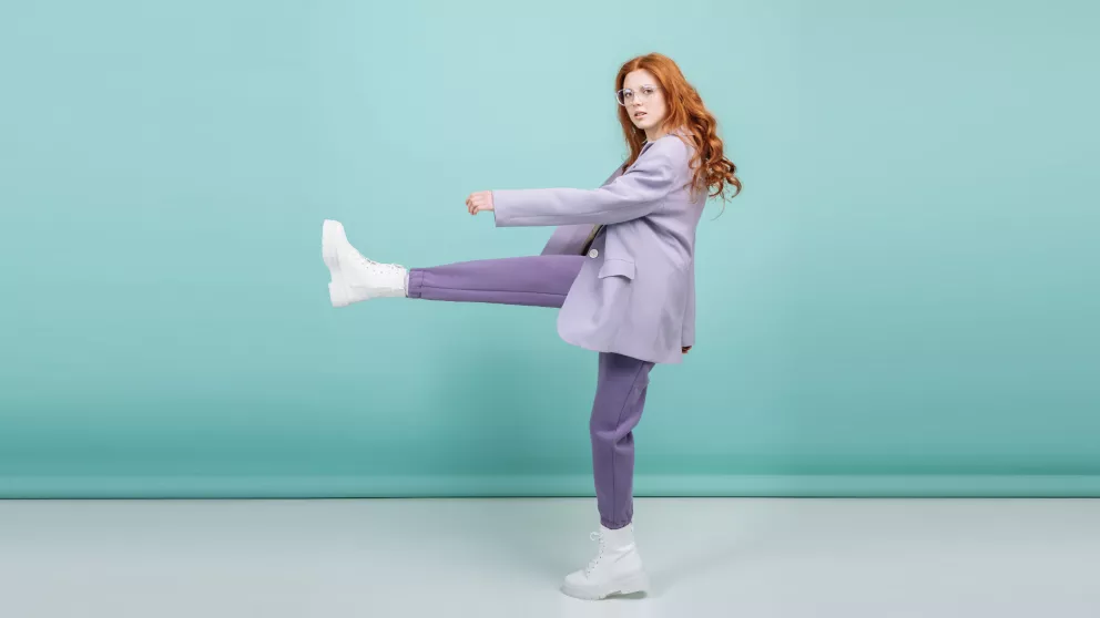 Sametová saka, elegantní šaty nebo obyčejné tričko. Vše v odstínech fialové