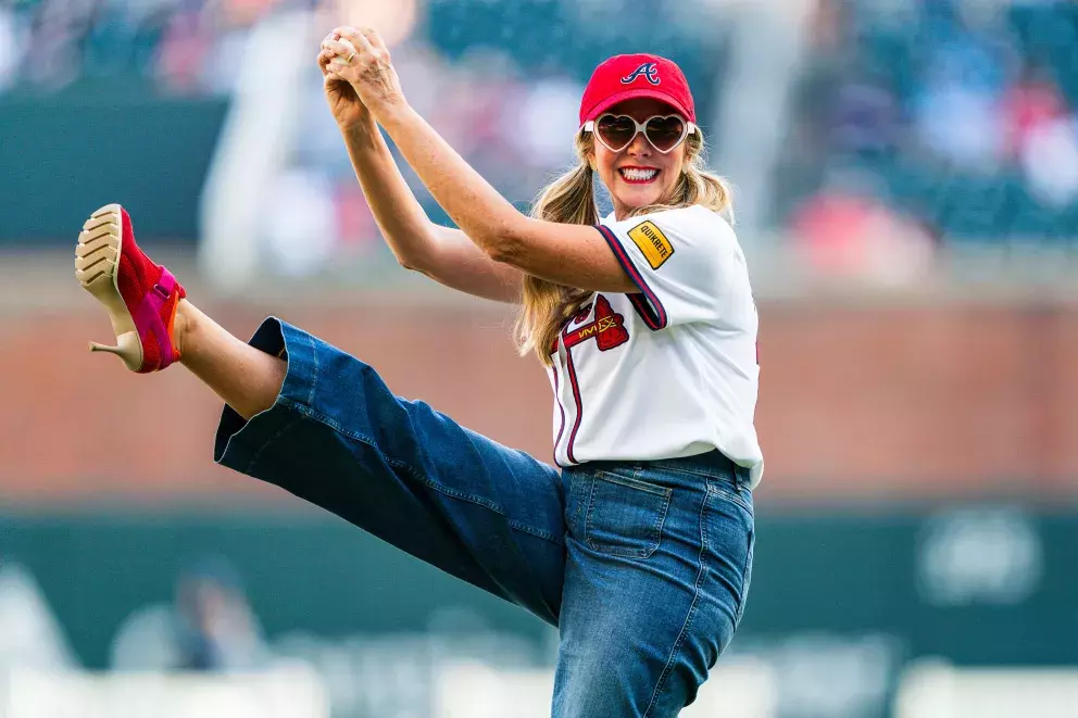 Sara Bakely v baseballové póze na vysokých podpatcích