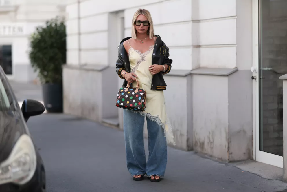 žena v outfitu ozvláštněném krajkou