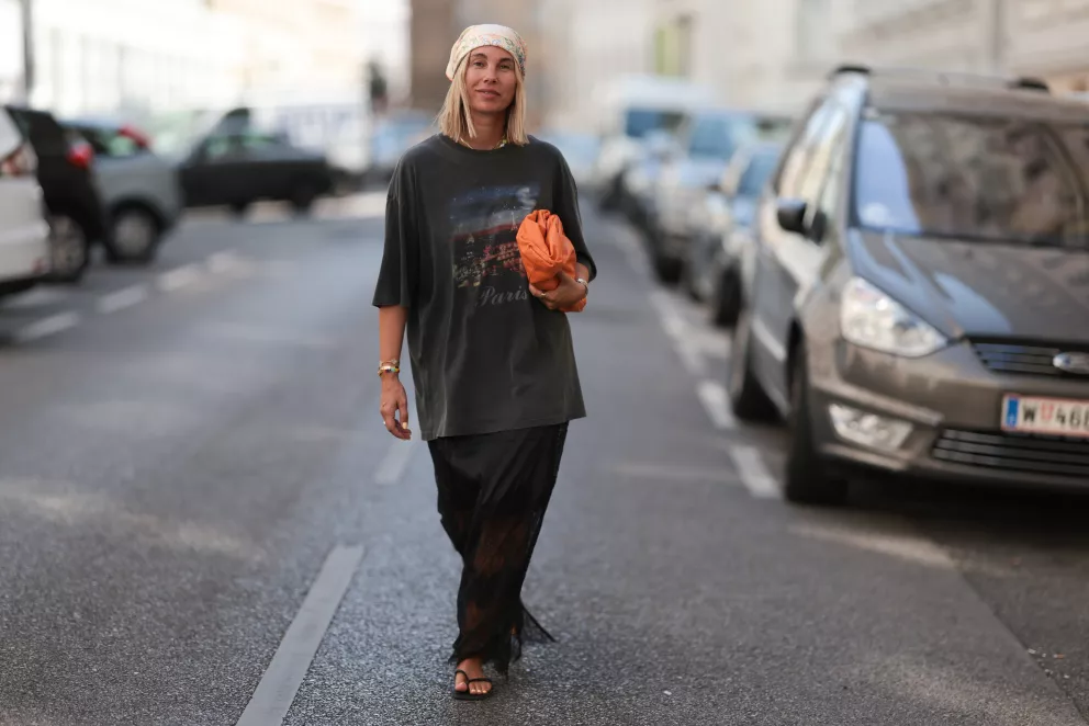 Karin Teigl v černých hedvábných / saténových šatech značky Munthe s jemným průsvitným krajkovým lemem