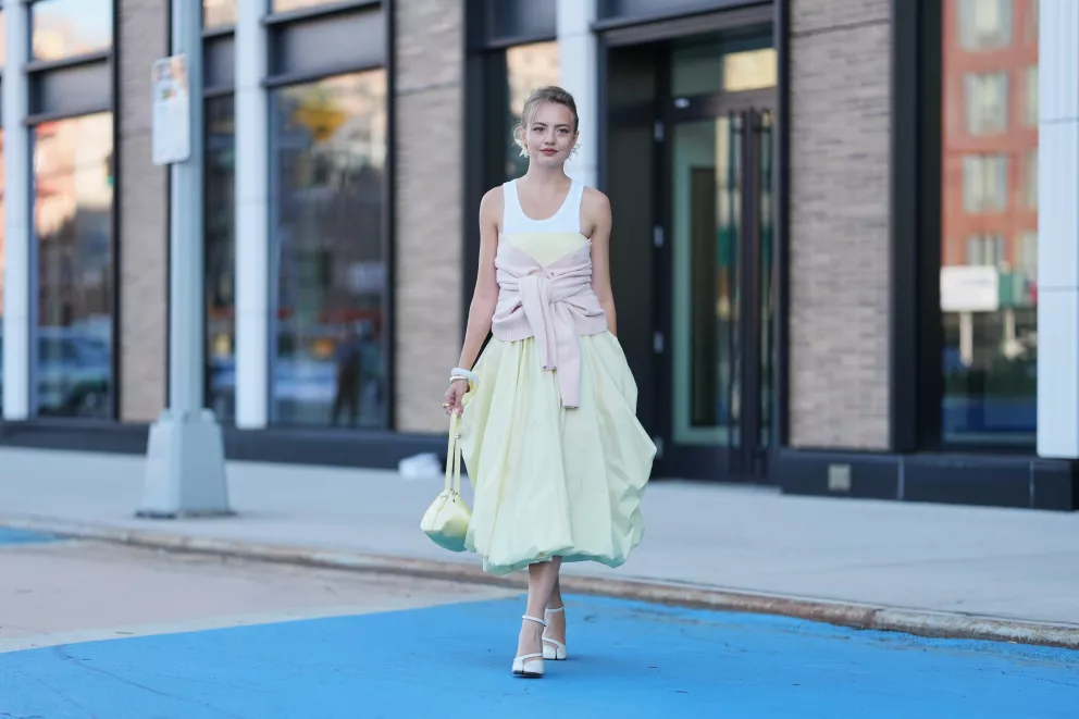 sukně s lemem žena ulice