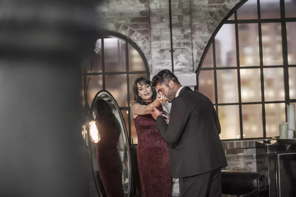 muž voní k parfému na ženině ruce