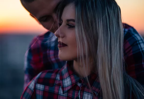 Blíženci a Vodnáři zažijí revoluci ve vztazích. Je čas říct pravdu. A co ostatní znamení?