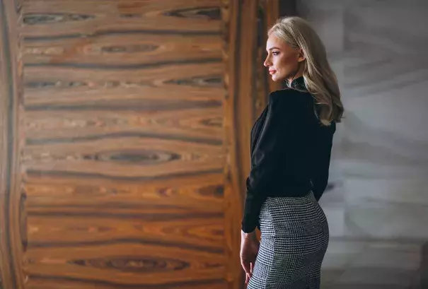 žena v pouzdrové sukni