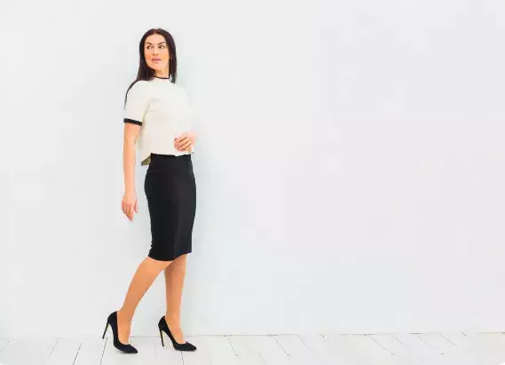 žena v pouzdrové sukni