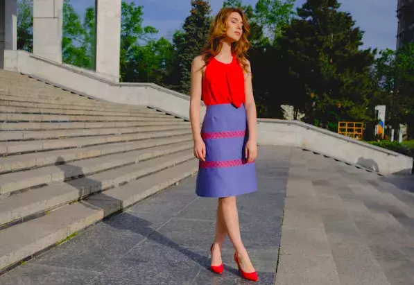 žena v pouzdrové sukni