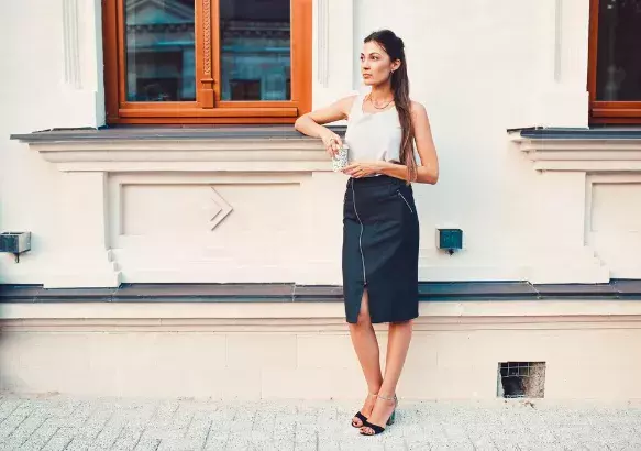 žena v pouzdrové sukni