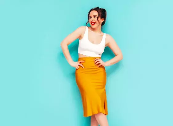 žena v pouzdrové sukni