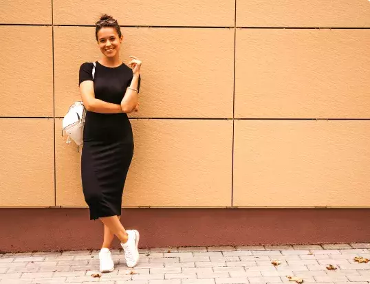 žena v pouzdrové sukni