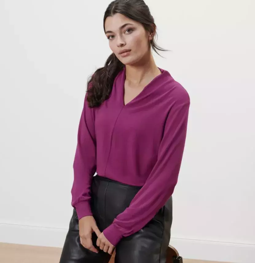 <p>Halenka s výstřihem do V, Tchibo, 399 Kč</p>
