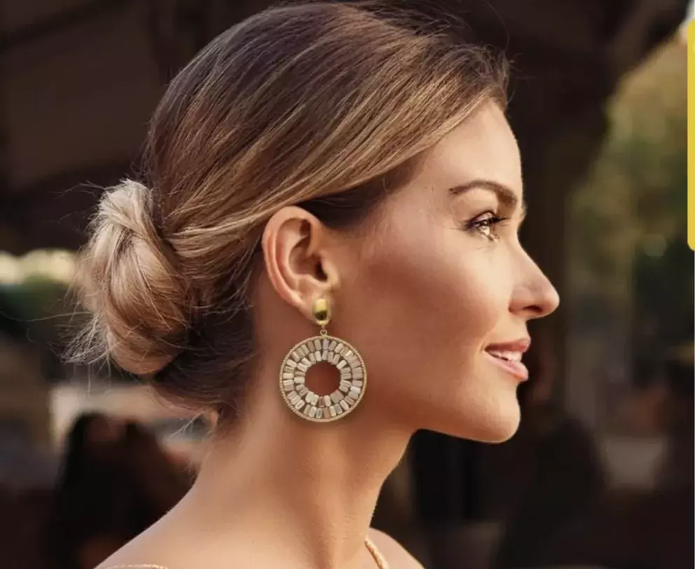 <p>Kruhové náušnice MADERA s fasetovaným sklem v jemných béžových tónech, 490 Kč</p>
