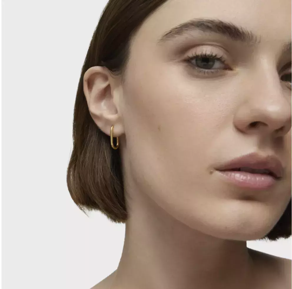 <p>Nepárová kruhová náušnice, Tous, 1590 Kč</p>
