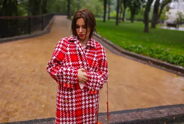 žena v kostkovaném oblečení