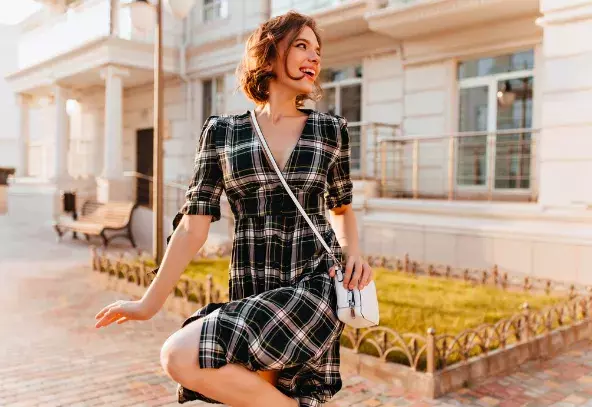 žena v kostkovaném oblečení