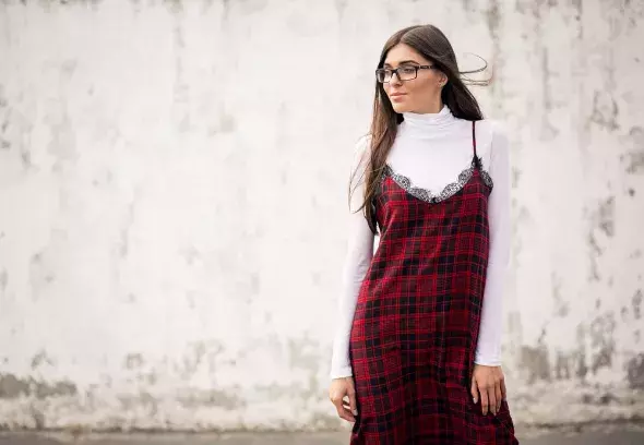 žena v kostkovaném oblečení